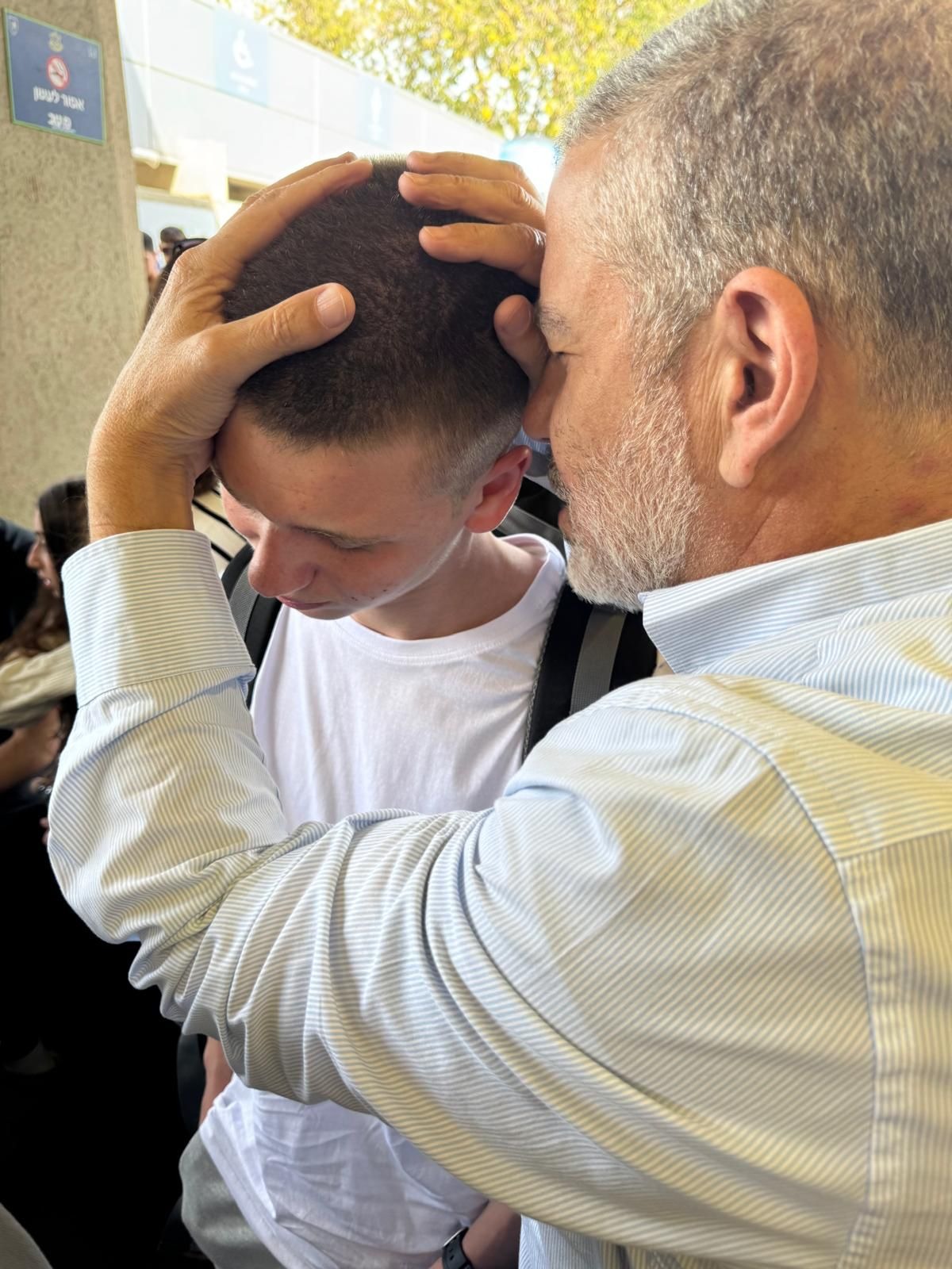 ינון מגל מברך את בנו