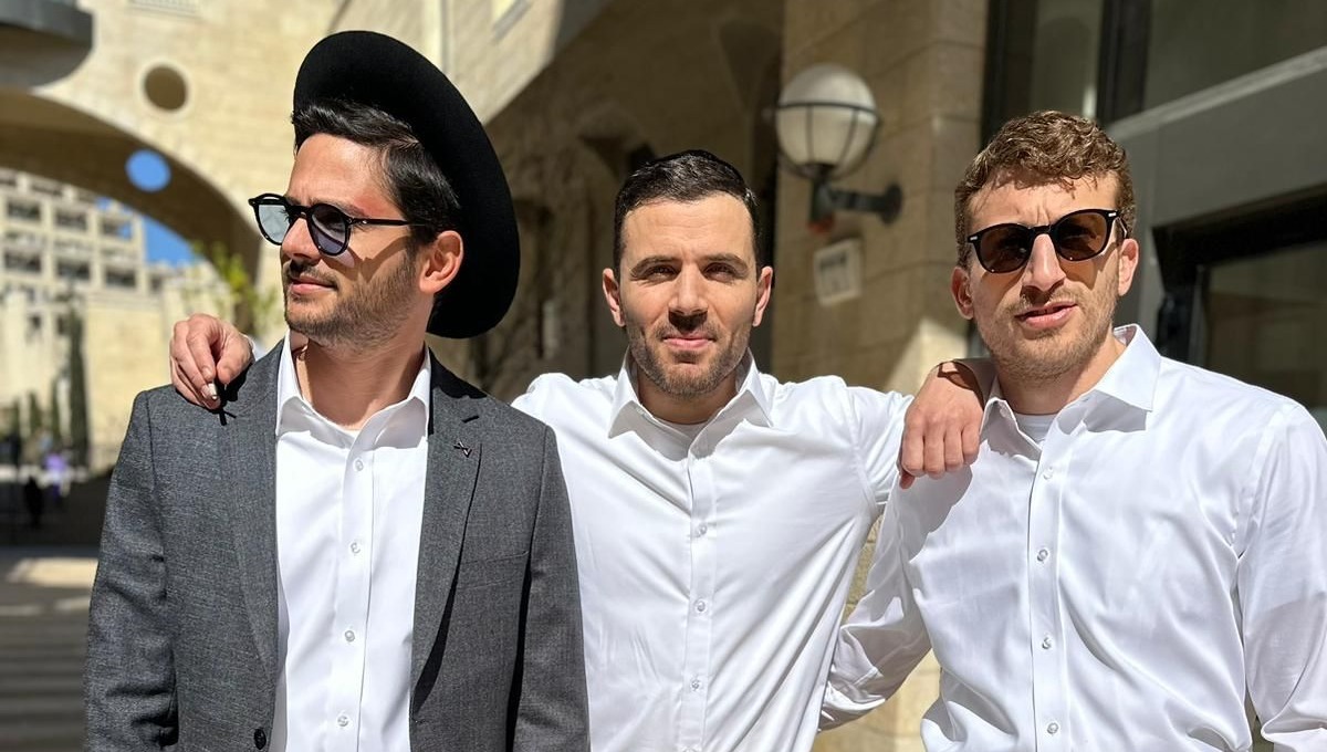 ישראל אטיאס, כוכב "שבאבניקים" (באמצע)