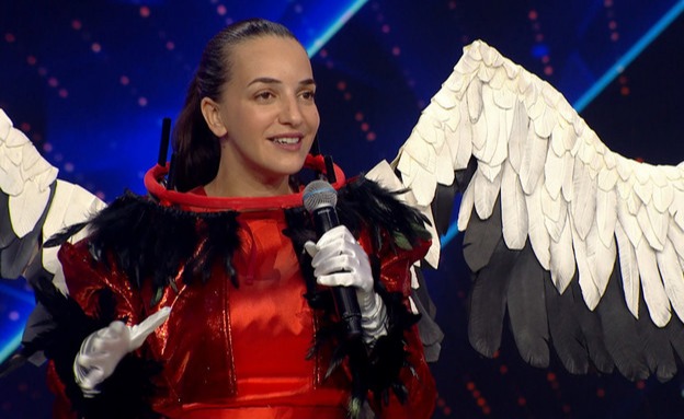 לוסי אהריש בתחפושת החסידה, "הזמר במסכה"