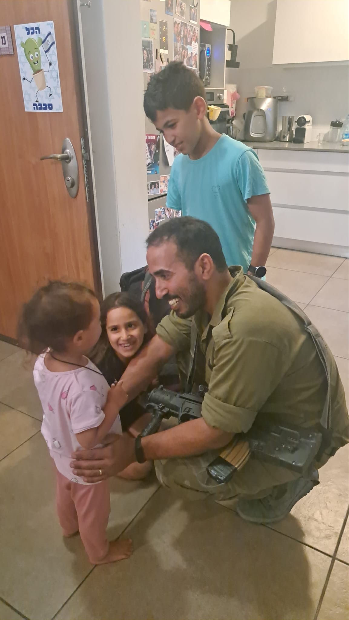לירון עם הילדים. "לא ראו את אבא שלהם כמעט שנה"