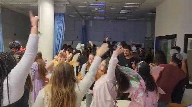 מסיבה במקלט באריאל. "במתקפה הקודמת השתגעתי"
