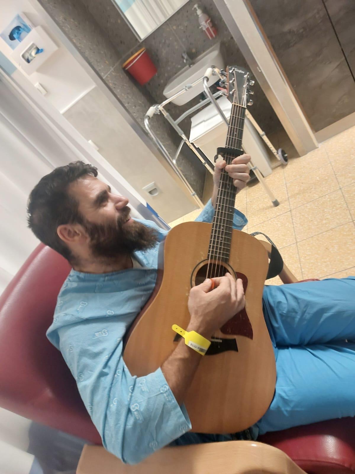 מרדכי שנוולד מנגן בבית החולים
