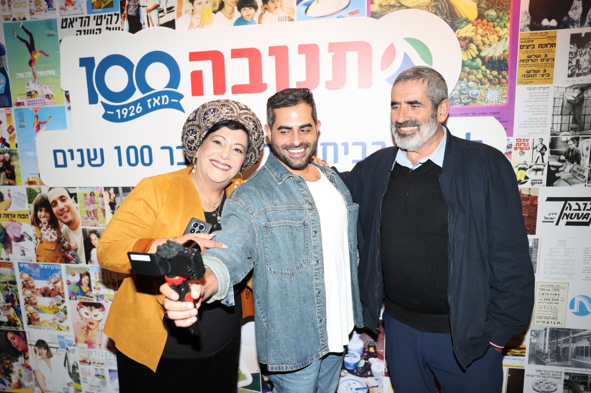 משה כורסיה עם ההורים שלו