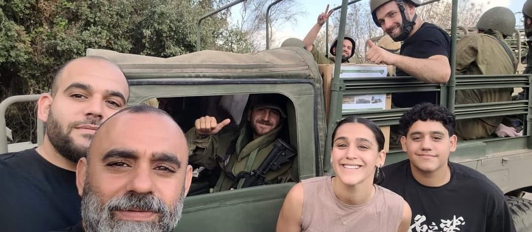 משפחת קלמי מביאה אוכל לחיילים