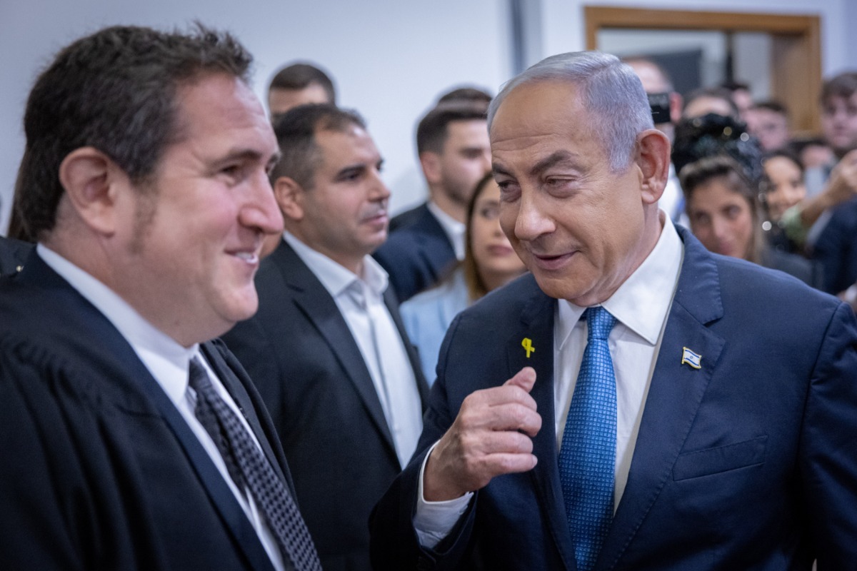 מתלוצץ עם עורכי דינו