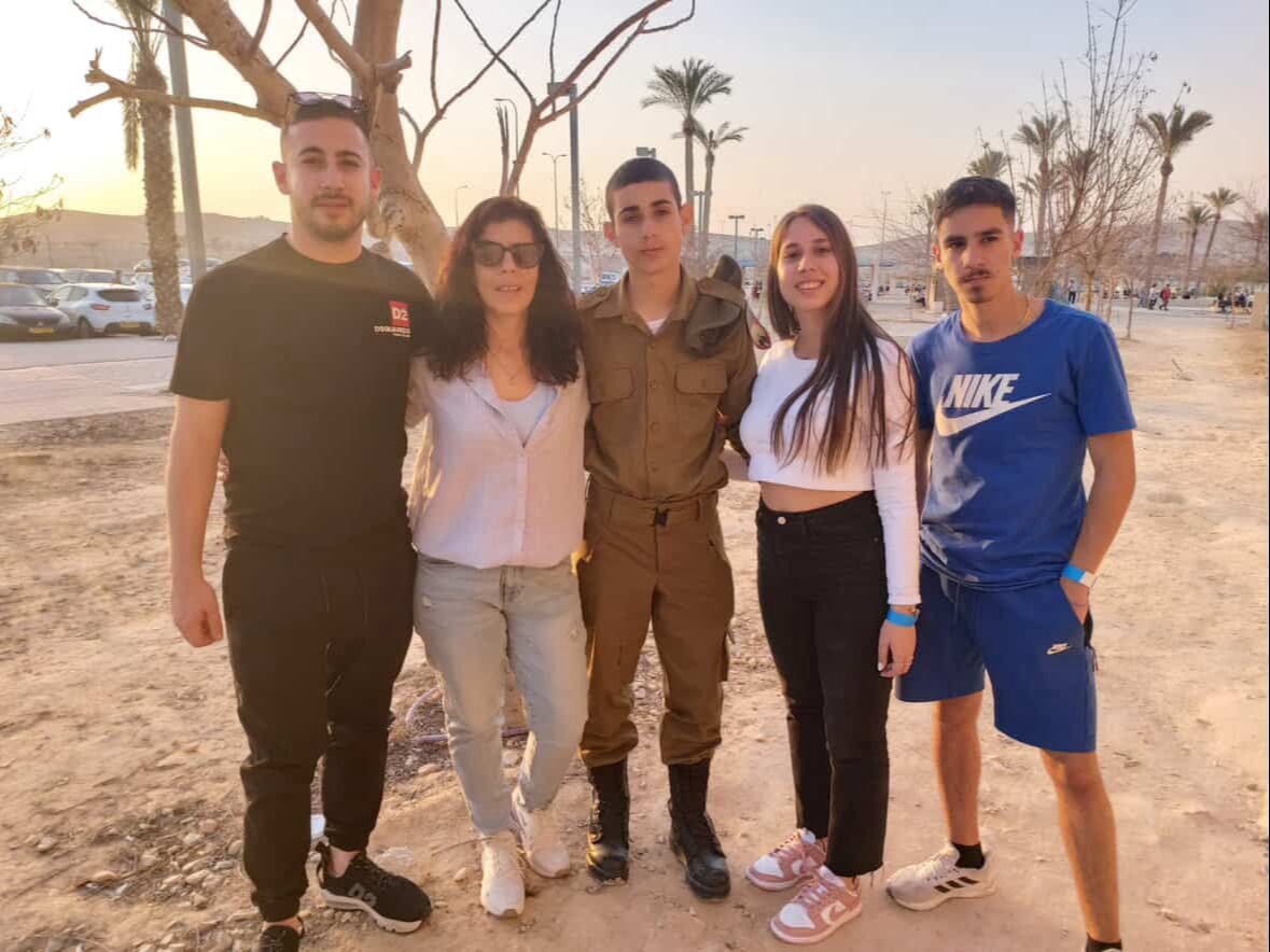 סמ"ר סתיו חלפון ז"ל עם משפחתו