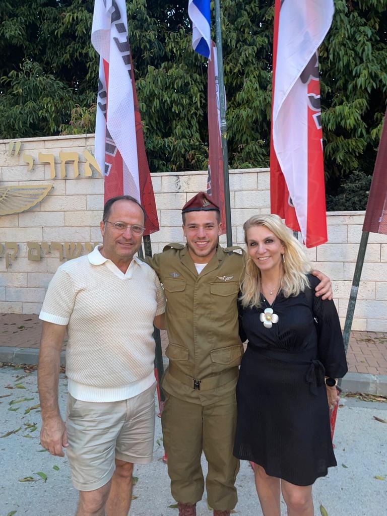 סמ"ר עמית בונצל ז"ל עם הוריו