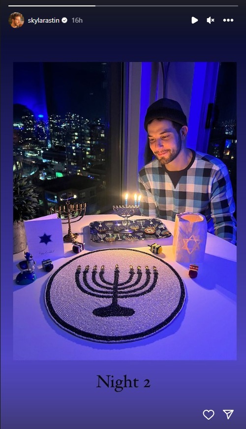 סקיילר אסטין חוגג חנוכה