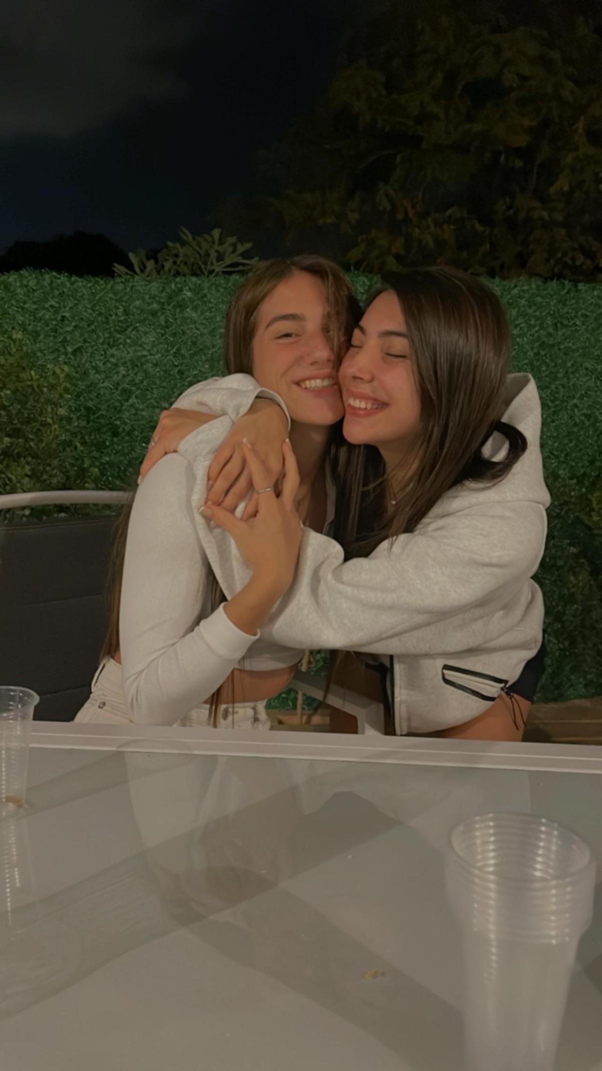סרן שיר אילת ז"ל עם אחותה הגדולה ליאור