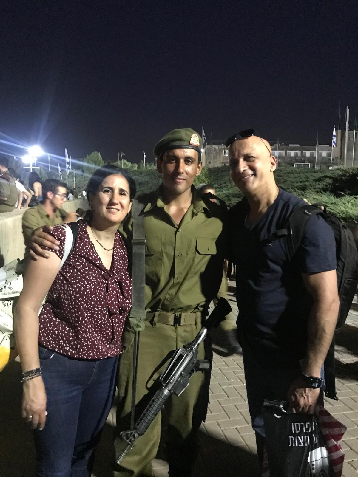 עוז דניאל ז"ל עם ההורים