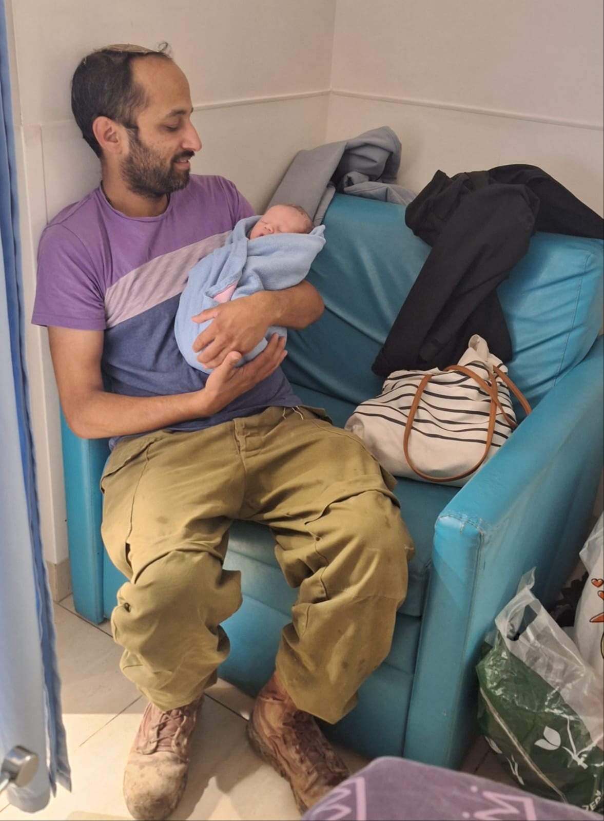 עוז עם התינוק, אחרי הלידה. "חוויה של שמחה ושל בכי"