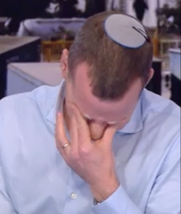עמית סגל מתפרק באולפן