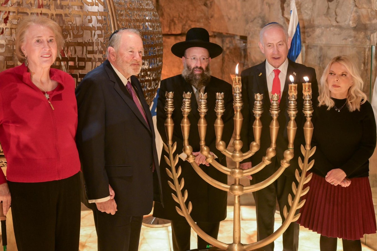 ראש הממשלה ורעייתו בהדלקת נרות