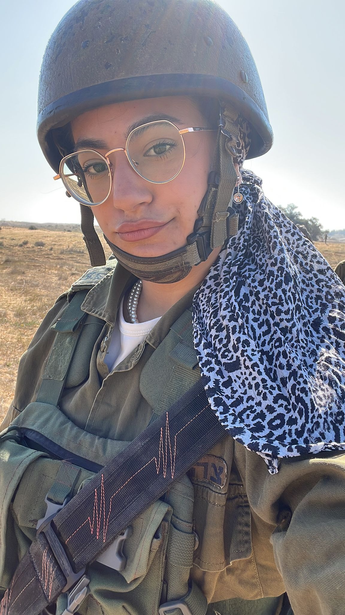 שאנל אהרון. קסדה עם כיסוי ראש