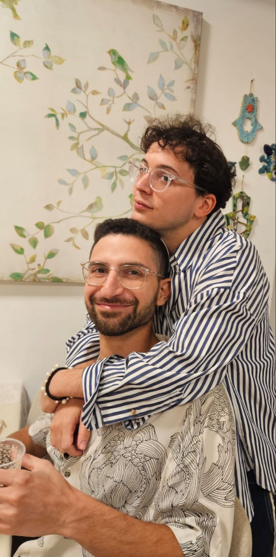 שחר טבוך ובן הזוג אמיר אהרון. "הוא הרבנית שלי"