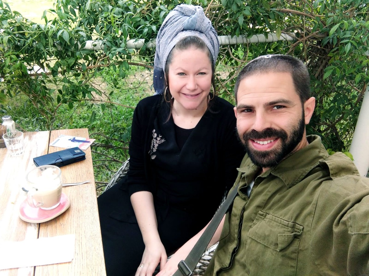 שירה סטופל ובעלה. "הוא חזר ממילואים עם המדים והבוץ, ישר למופע"