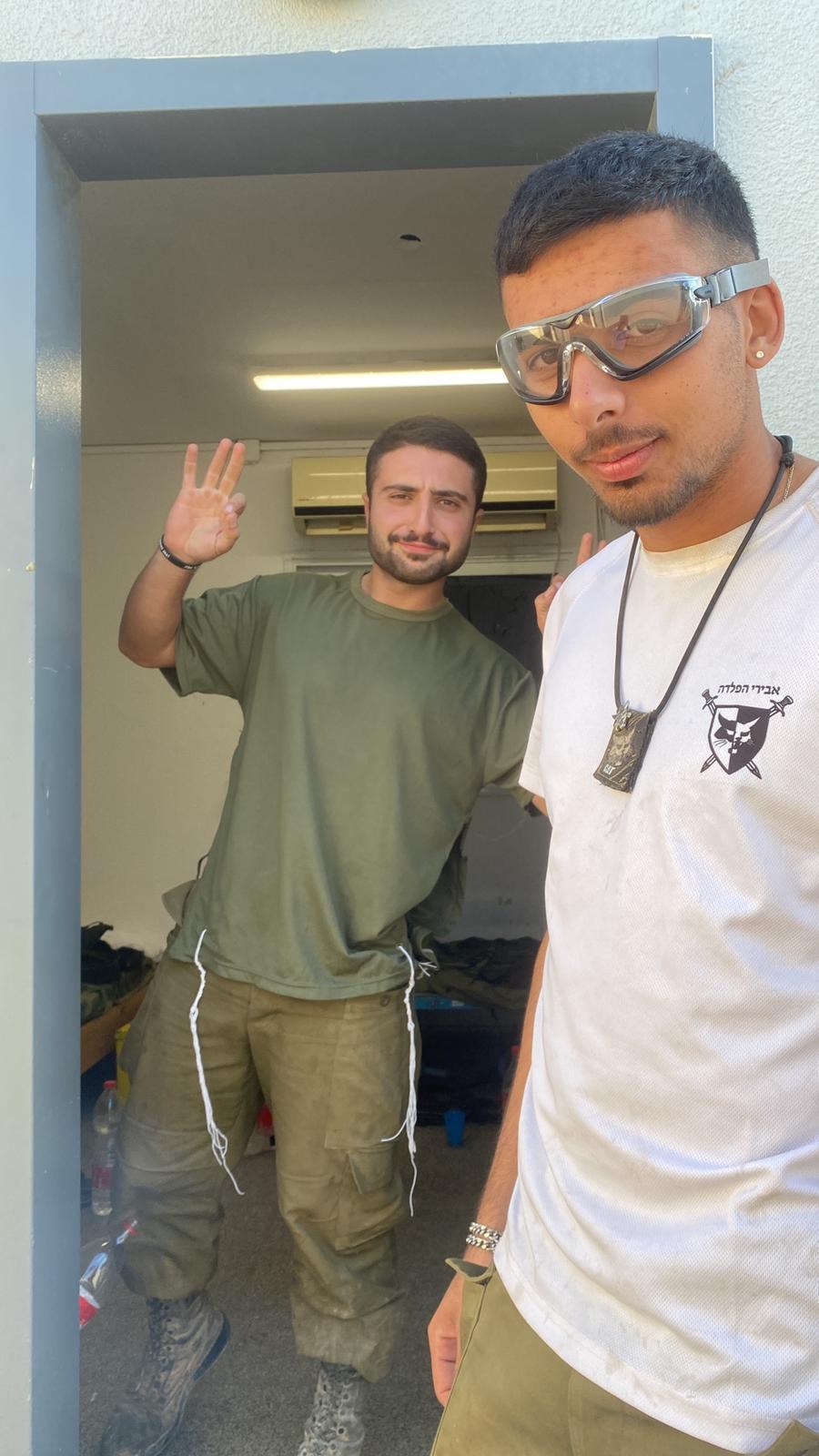 תמיר ברק ז"ל (מימין) עם המפקד אלון אברמוב
