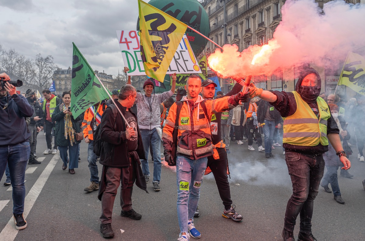 לפני מספר חודשים: מחאות סוערות בפריז על הפנסיה