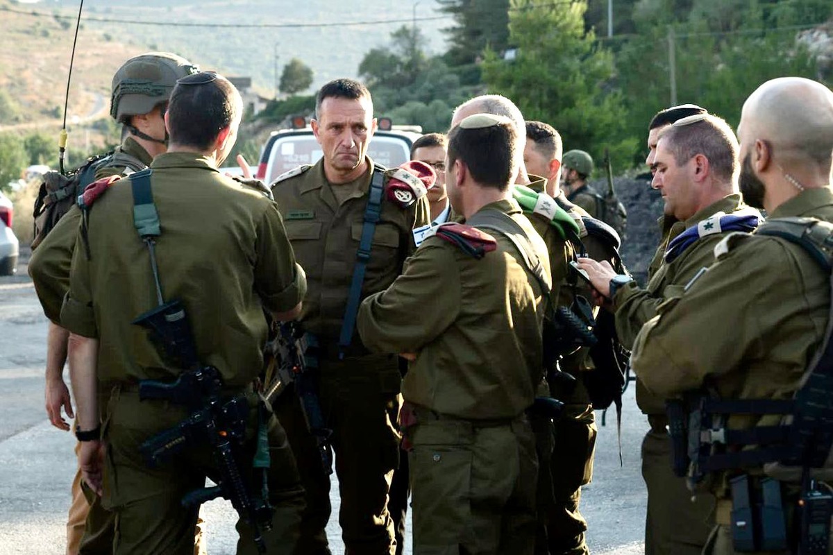 גלנט בתדרוך במקום הפיגוע