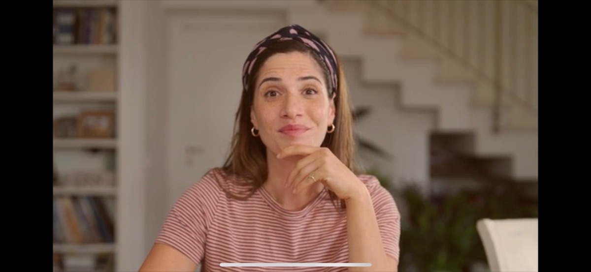 חן אמסלם עם כיסוי ראש