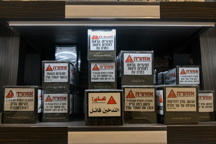 מכר פקטים של סיגריות