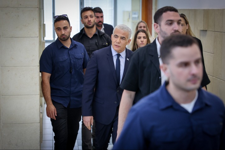 יאיר לפיד מעיד במשפט נתניהו