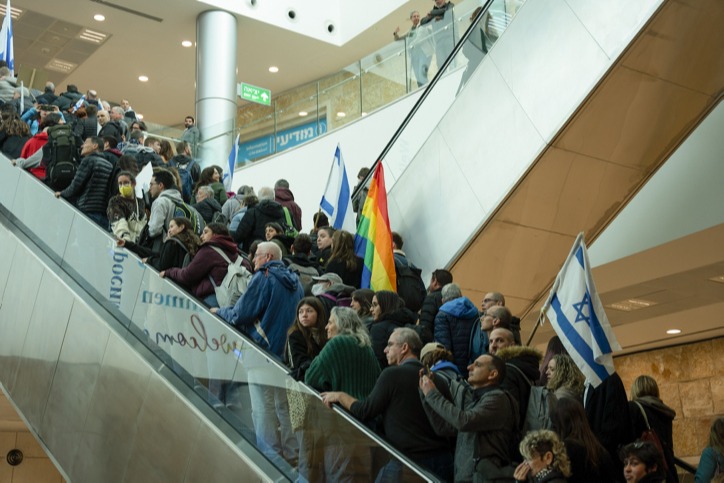 מפגינים בתחנת הרכבת בירושלים בדרך לכנסת