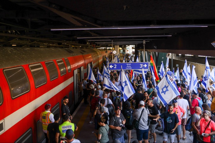 הפגנה נגד הרפורמה המשפטית בתחנת רכבת תל אביב השלום, בניגוד להנחיות המשטרה