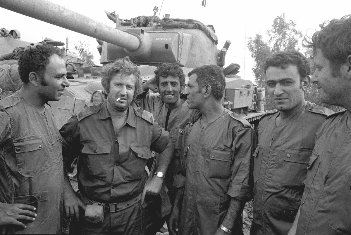 שריונרים במילואים ליד טנק סופר-שרמן 50/51-M.