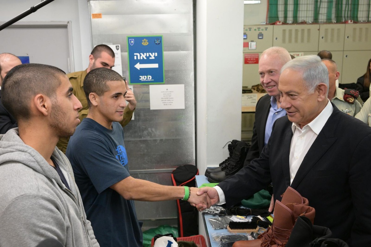נתניהו וגלנט עם המתגייסים
