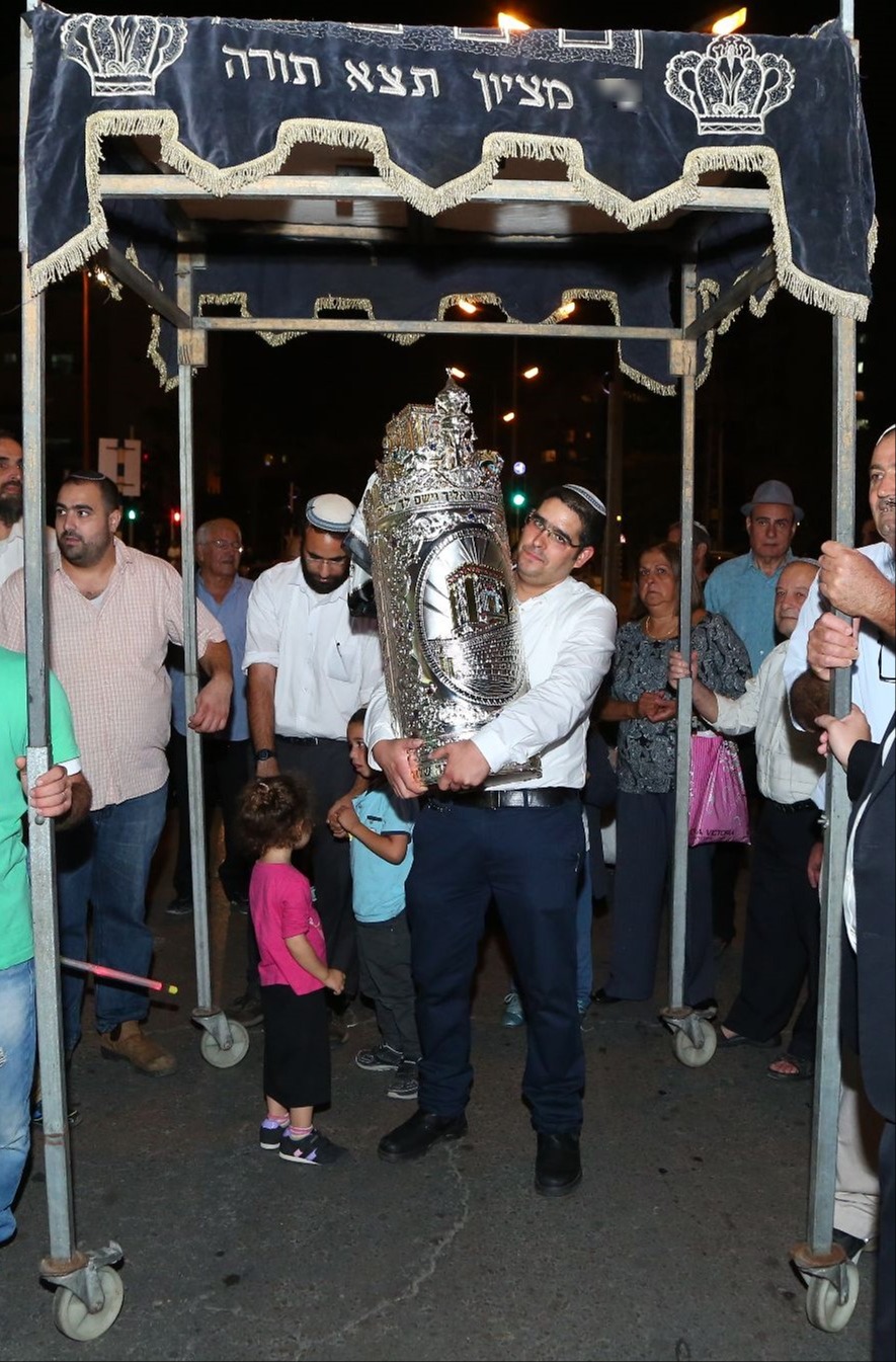 הכנסת ספר תורה יד לאחים
