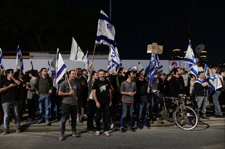 מפגינים מול המספרה של שרה נתניהו