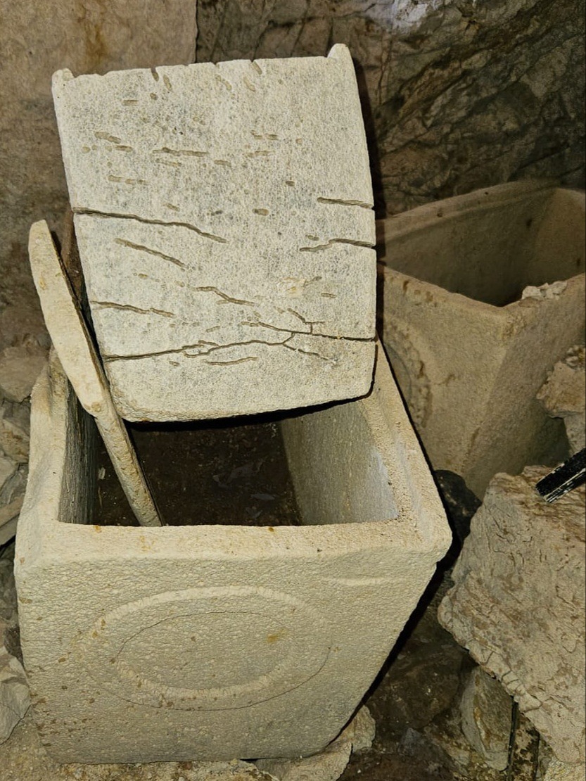 מפקחי היחידה למניעת שוד ברשות העתיקות עם ממצאים ממערת הקבורה.