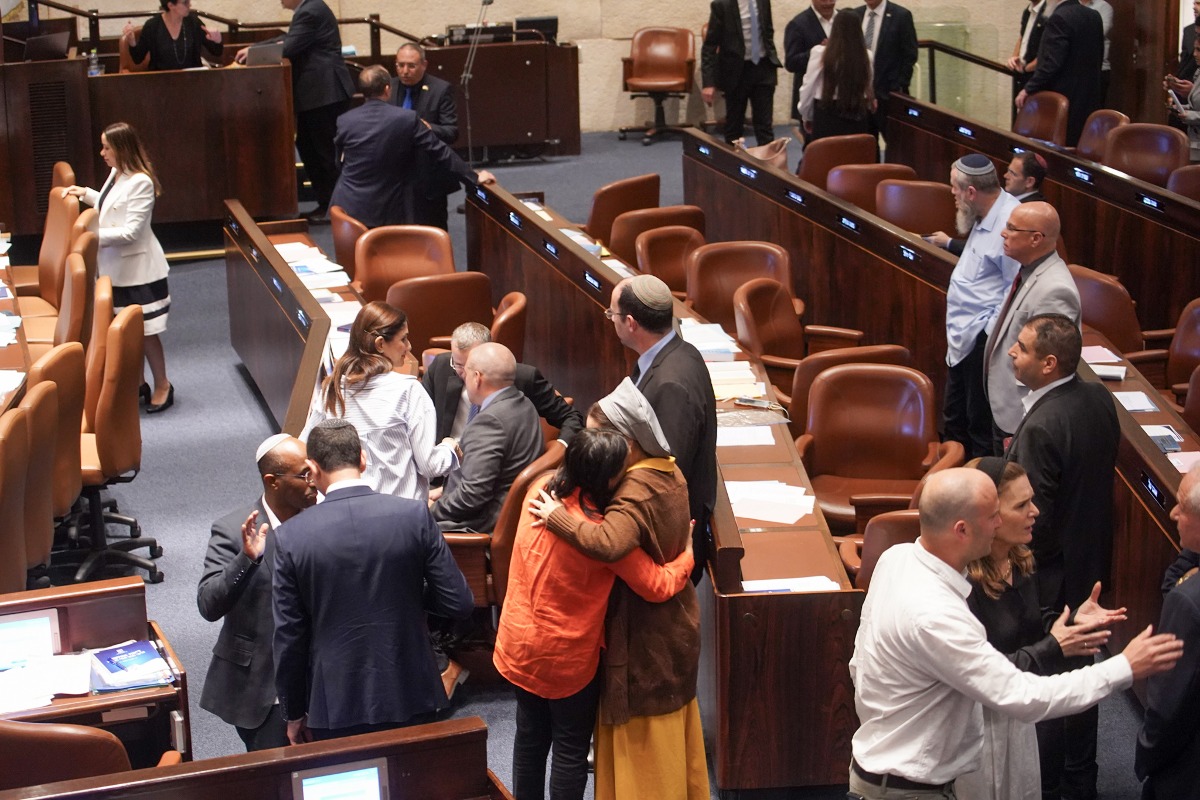 הנשים מתחבקות הגברים חולקים כיף