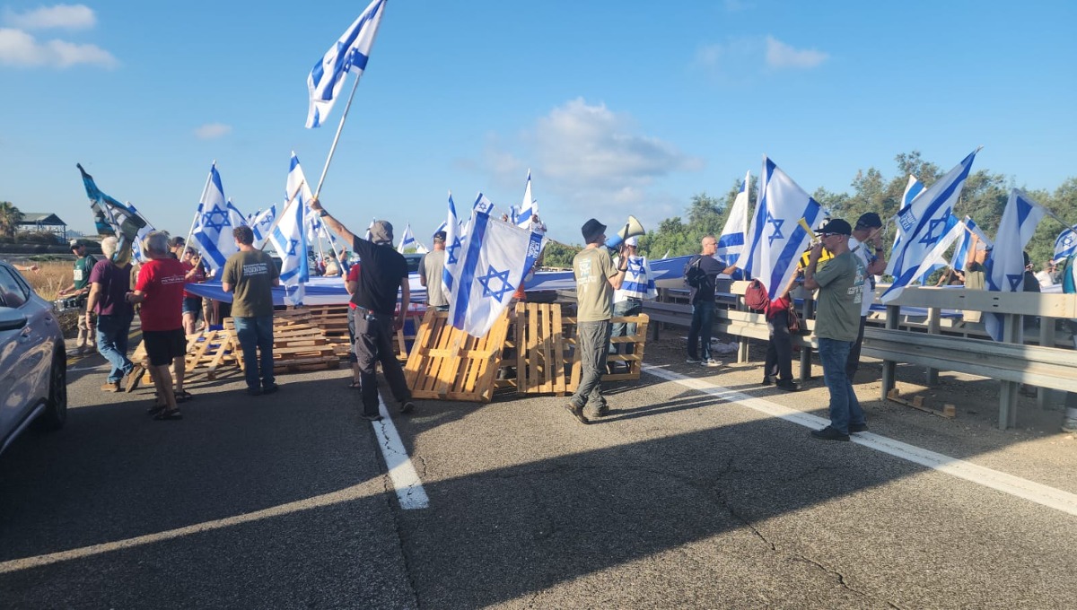 מפגינים בכביש החוף
