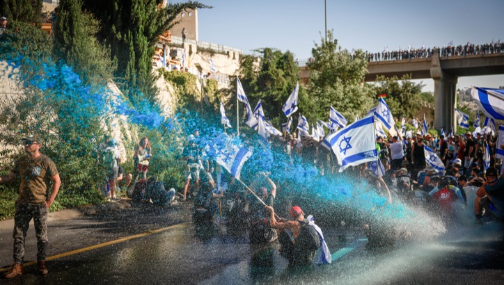 מפגינים חוסמים כבישים ליד הכנסת