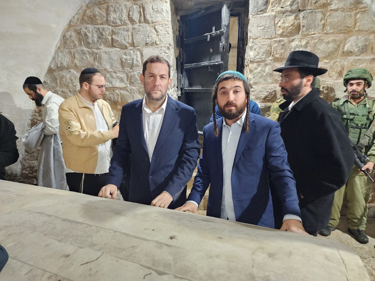 צבי סוכות בקבר יוסף