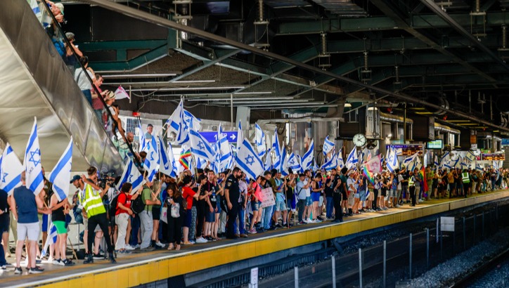 הפגנות בתחנת תל אביב השלום נגד הרפורמה