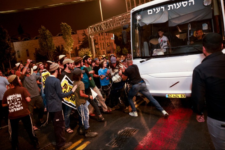 המחאה בגשר המיתרים