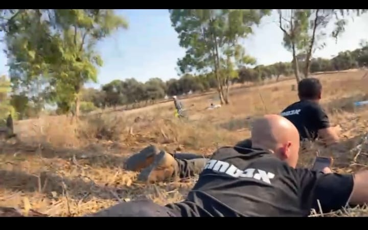 איתן מור במהלך מתקפת המחבלים על המסיבה