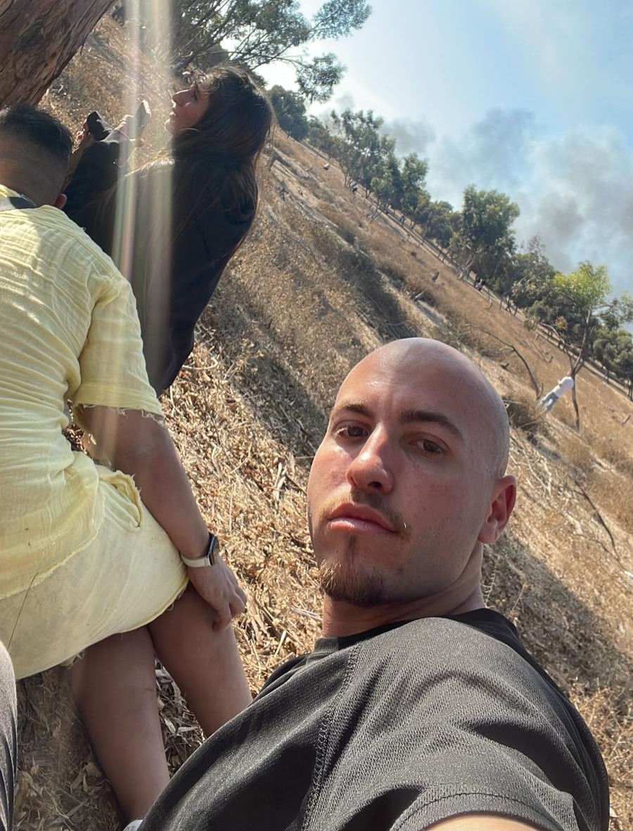 איתן מור במהלך מתקפת המחבלים על המסיבה