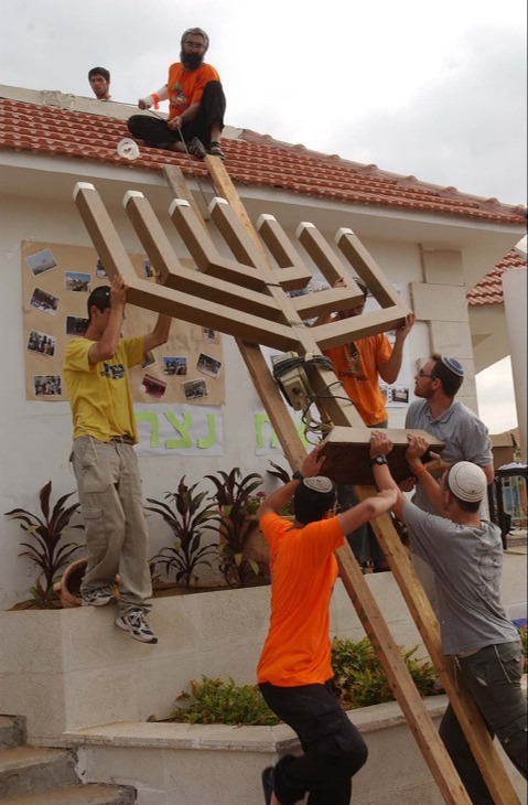 בית הכנסת בנצרים בעת הפינוי
