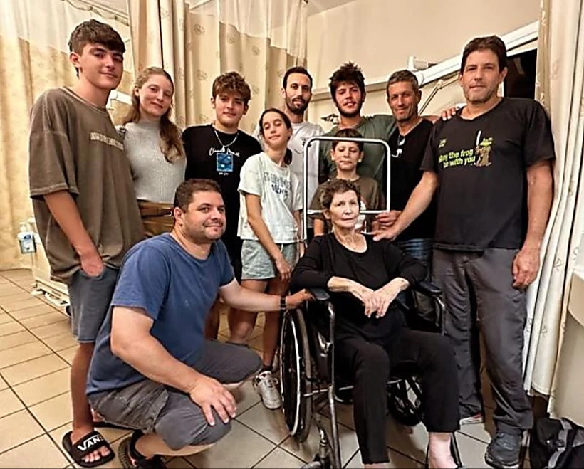 דניאל ליפשיץ ומשפחתו ליד סבתו ששבה מהשבי