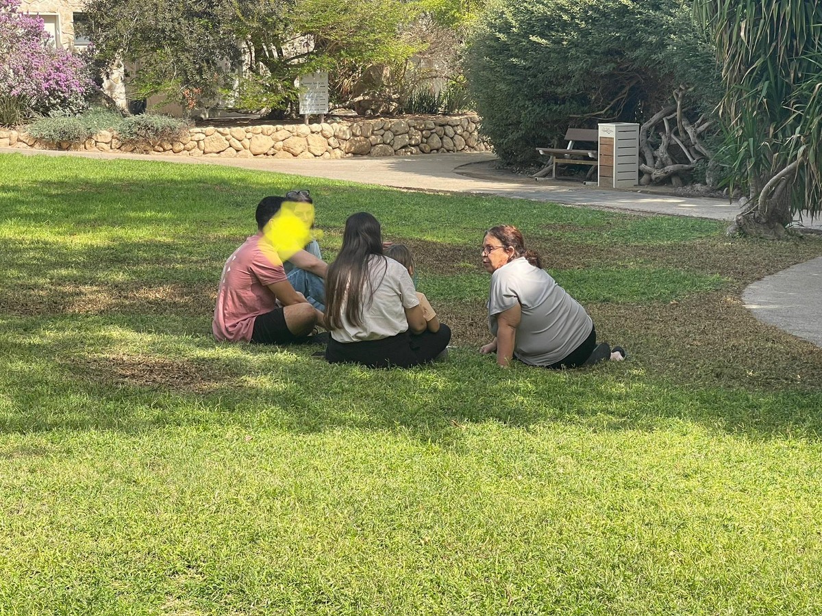 "טיפולים התקיימו בדשא ובלובי"