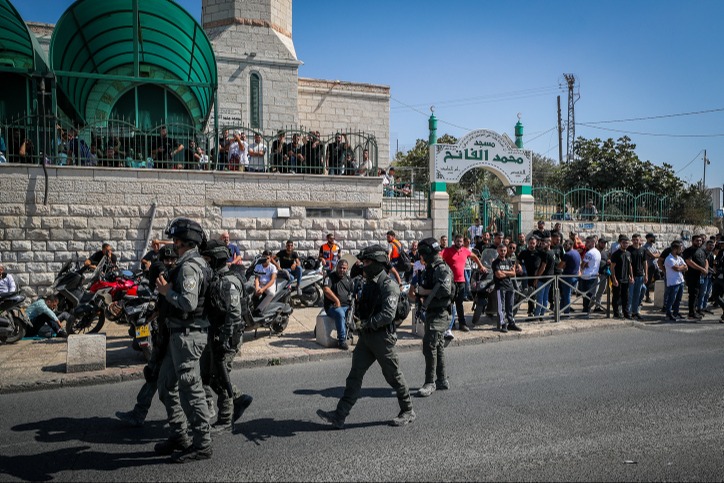 כוחות הביטחון שומרים בזמן תפילה במסגד במזרח ירושלים