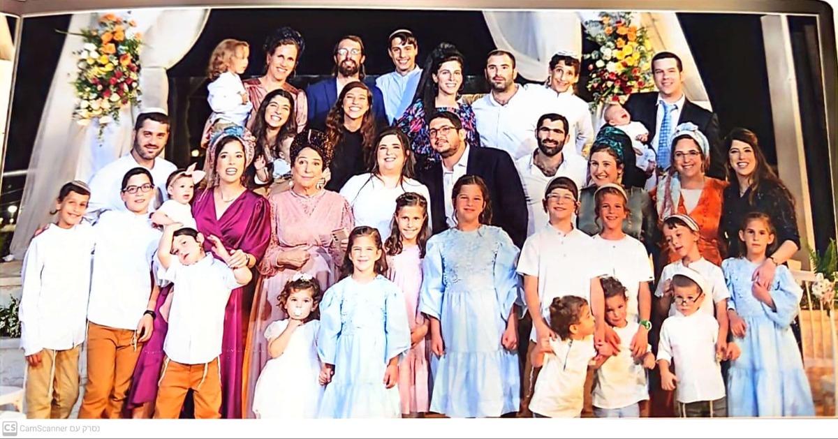 משפחתה הגדולה של לביאה, ילדיה ונכדיה