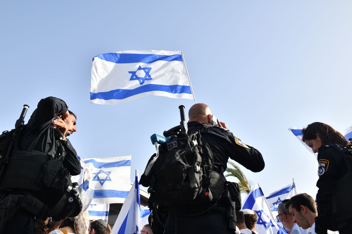 שוטרים בריקוד הדגלים