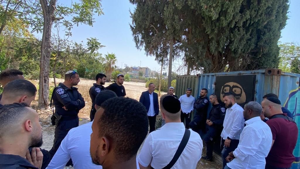 בלשי המשטרה מחופשים לחרדים