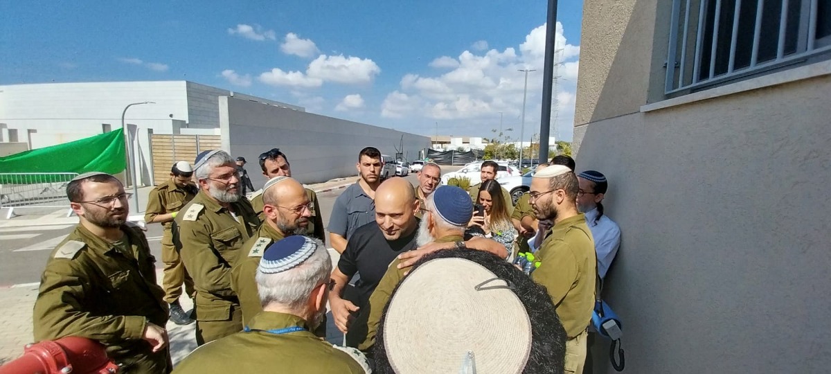 מחובקים: הרב שלמה אבינר ונפתלי בנט