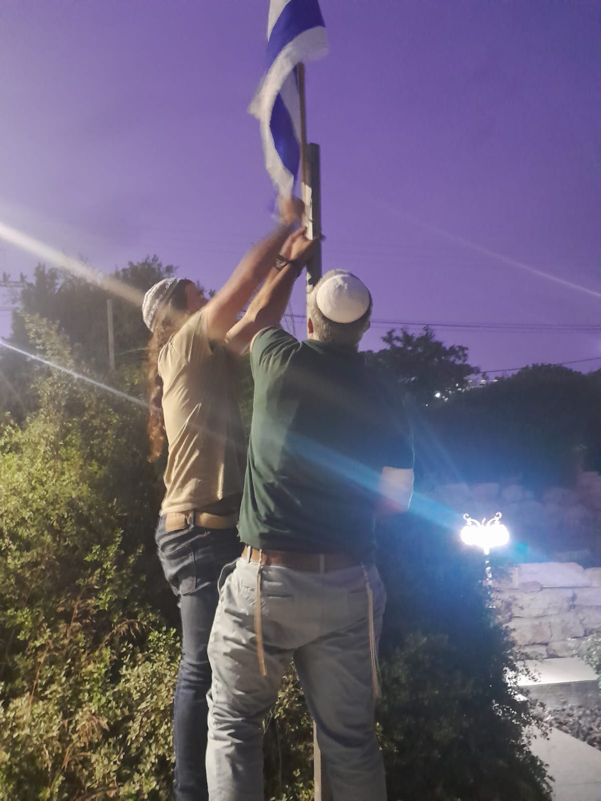 בנו של קלמנזון מניף את דגל ישראל